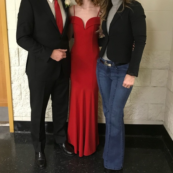 Eureka USA Elegant Red Off-Shoulder Gown size XS. - Picture 2 of 13